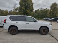 Fabryka4x4 Rock Sliders – Toyota Land Cruiser J150. Heavy-duty steel side steps provide strong sill protection and a functional step for off-road and everyday use. Credit: Photos by Christopher